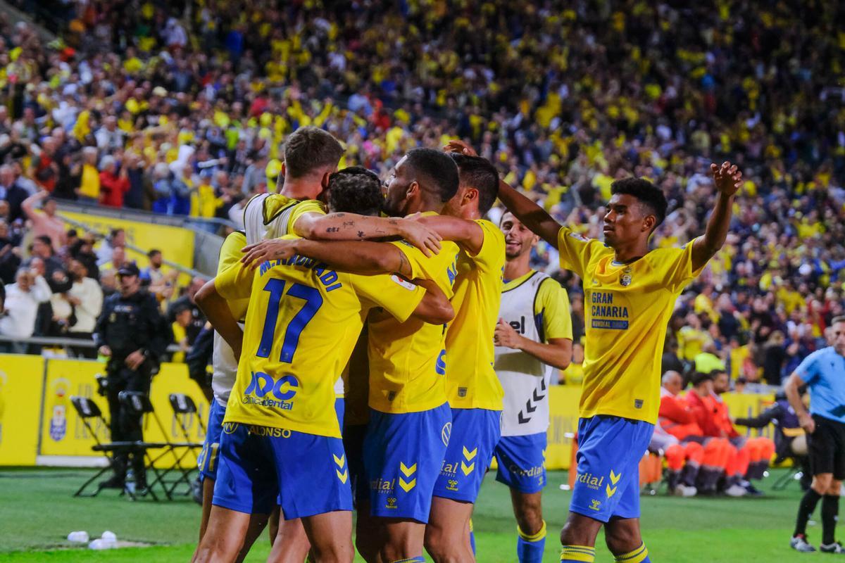 Los jugadores de la UD, eufóricos durante el partido ante el Atlético de Madrid.