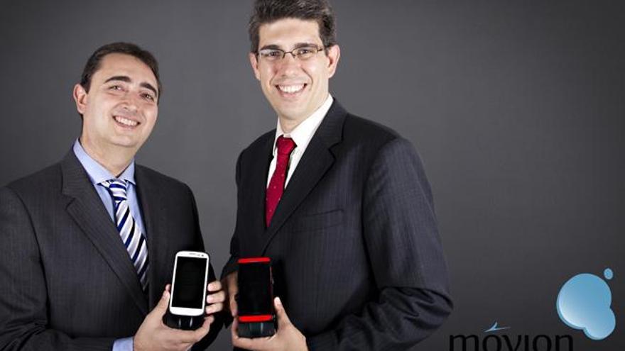 José Antonio Tortosa y José Diego Sánchez, con los dispositivos aplicados a móviles de Movion.