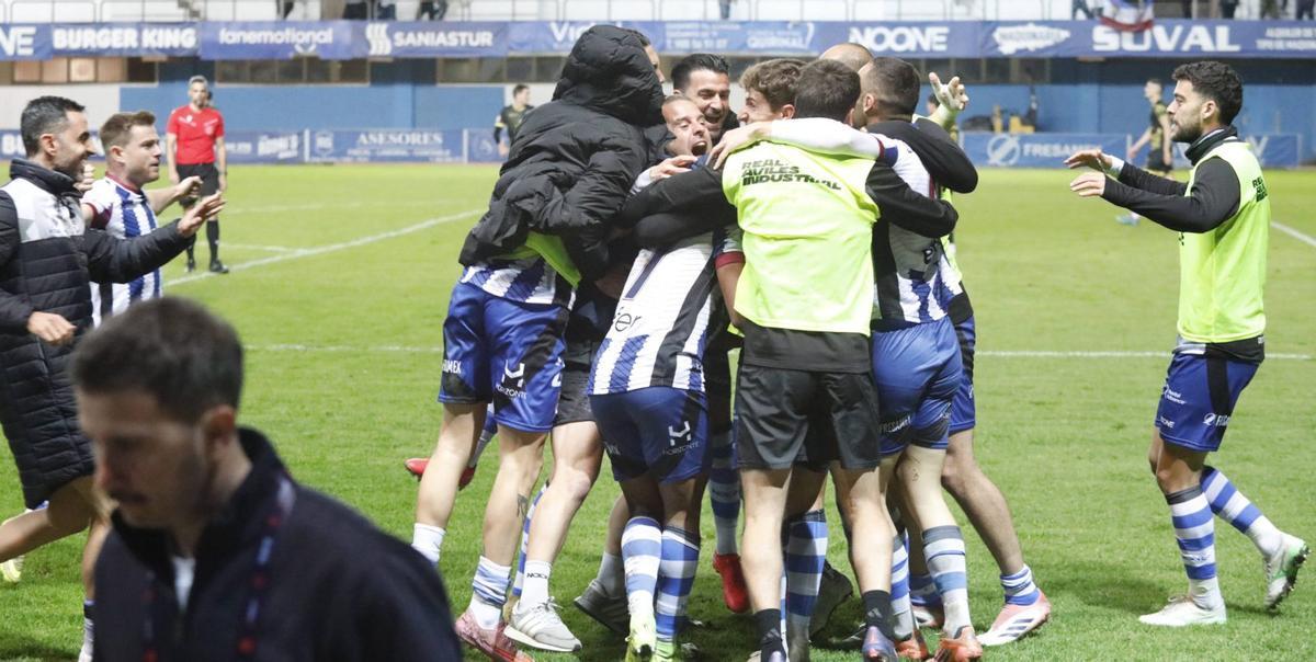 Los jugadores del Avilés celebran el tanto de la victoria ante el Ourense.   | MARA VILLAMUZA