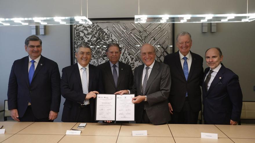 Por la izquierda, David Garza-Salazar (Tecnológico de Monterrey), José Antonio Fernández Carbajal, Alfredo Canteli (alcalde de Oviedo), Luis Fernández-Vega Sanz (Instituto Fernández-Vega), Ricardo Saldívar (Tecnológico de Monterrey) e Ignacio Villaverde, el pasado octubre, tras la firma del acuerdo entre el Instituto Tecnológico de Monterrey, el Instituto Oftalmológico Fernández-Vega y la Universidad de Oviedo. | LUISMA MURIAS