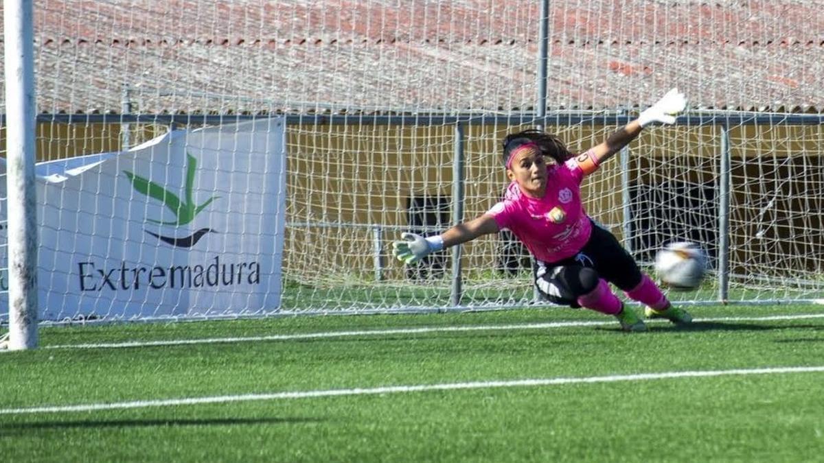Tatiana se lanza a parar  un penalti en un partido en Pinilla.