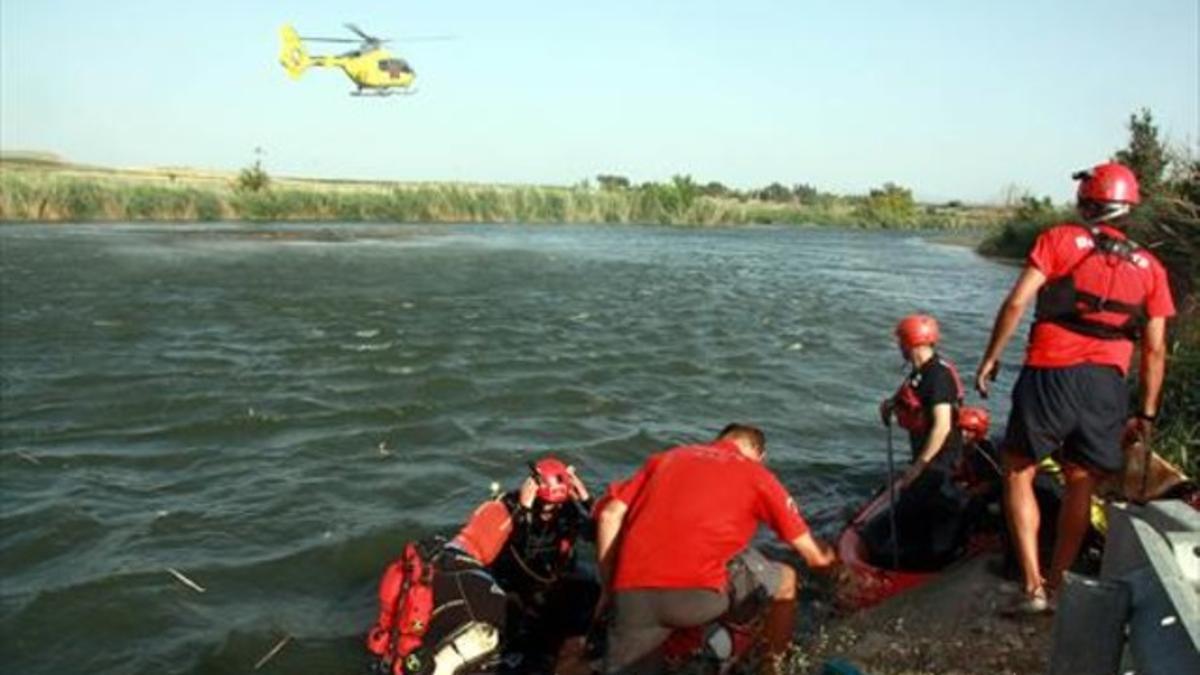 Equipos de salvamento buscan a un ahogado en el pantano de Utxesa, en Torres de Segre (Segrià), hace unas semanas.