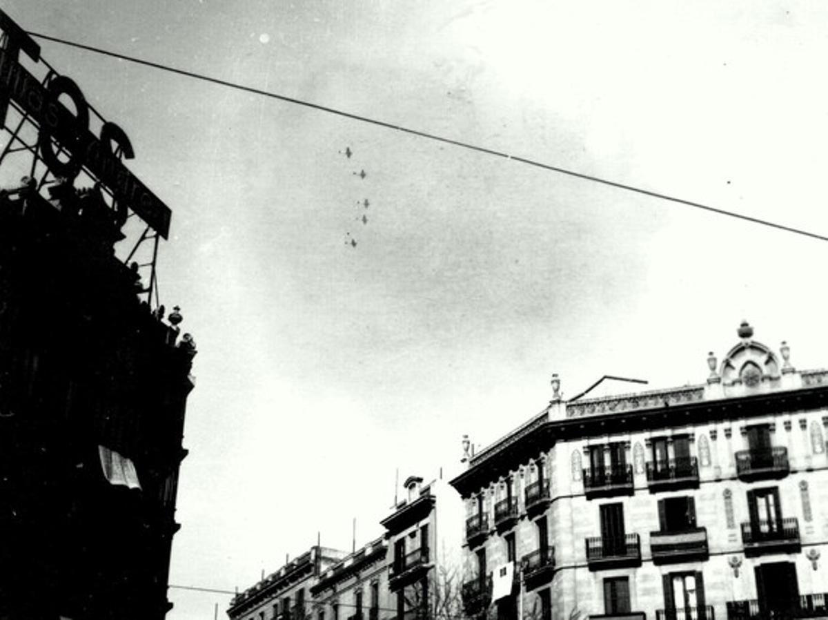 La aviación sobrevolando Barcelona en febrero de 1939.