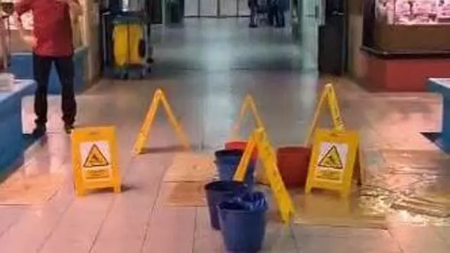 Goteras en el mercado de Babel tras el paso de la dana por Alicante