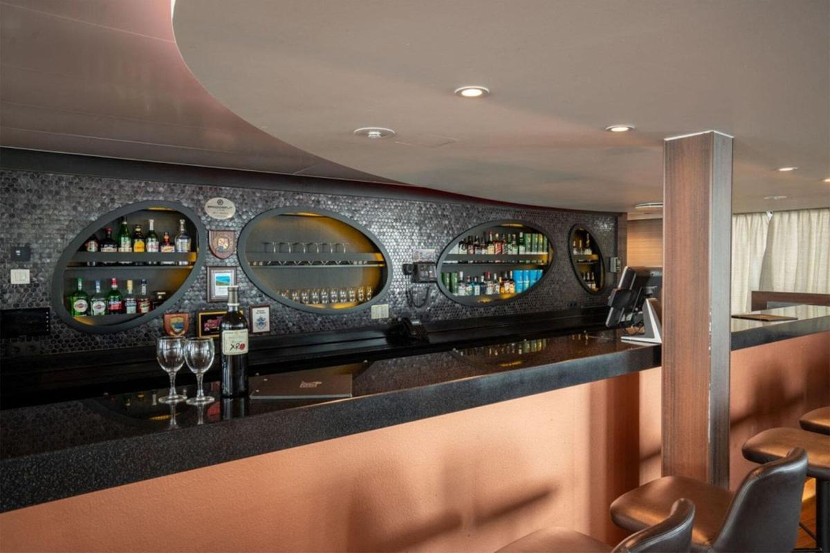 Esta imagen sin fecha y sin ubicación publicada el 4 de mayo de 2026 por Oceanwide Expeditions muestra un bar dentro de un barco Oceanwide Expeditions. Esta imagen sin fecha y sin ubicación publicada el 4 de mayo de 2026 por Oceanwide Expeditions muestra un bar dentro de un barco Oceanwide Expeditions.