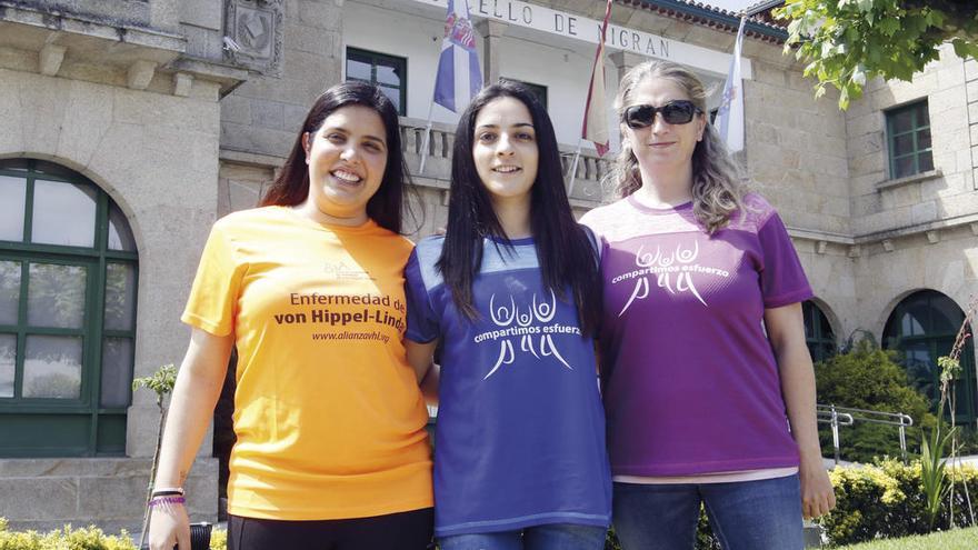 Las hermanas Verónica y Jessica Figueiró y Cecilia Alcázar, con las camisetas de la carrera de BTT de este domingo. // Alba Villar