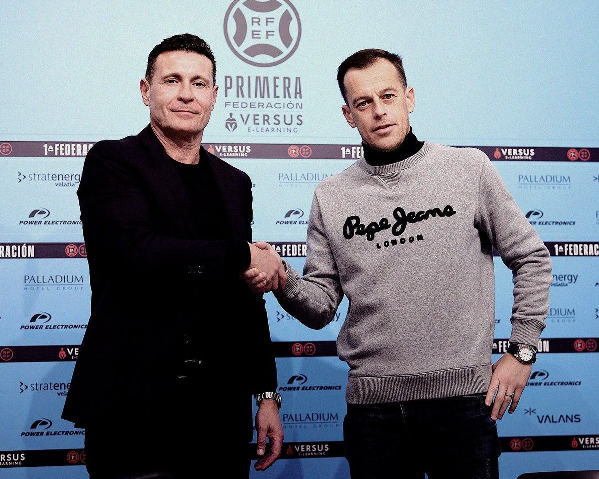 Javi Lara, a la derecha, con Amadeo Salvo en su presentación como director deportivo de la UD Ibiza, el pasado mes de enero.