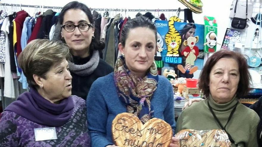 Las voluntarias desayunaron palmeras de hojaldre con dulces mensajes