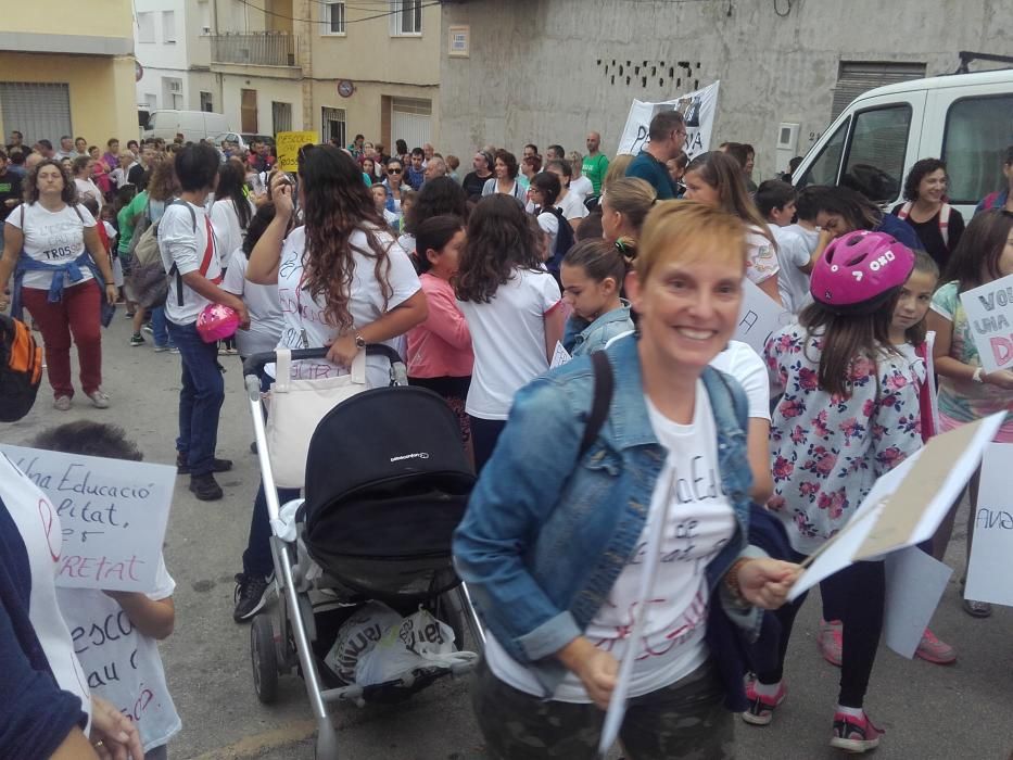 Protesta por el mal estado del colegio de la Font d'en Carròs