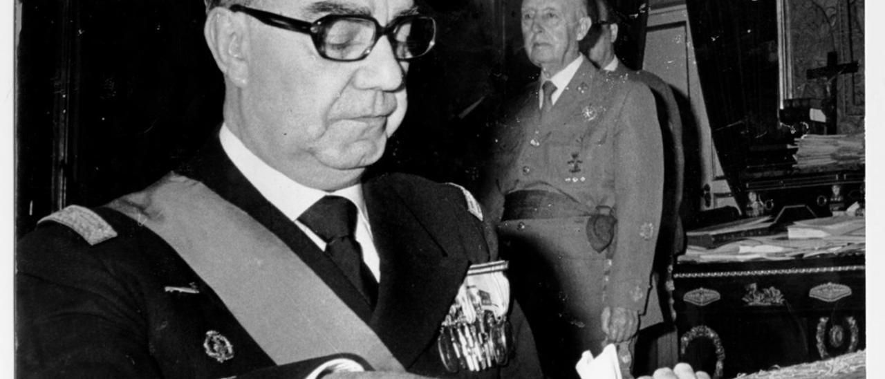 El presidente del Gobierno franquista, Luis Carrero Blanco, delante de Franco.