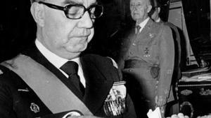El presidente del Gobierno franquista, Luis Carrero Blanco, delante de Franco.