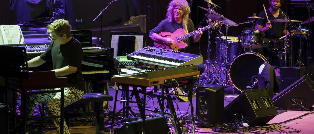 Pat Metheny con Chris Fishman a los teclados y Joe Dyson Jr. a la batería.