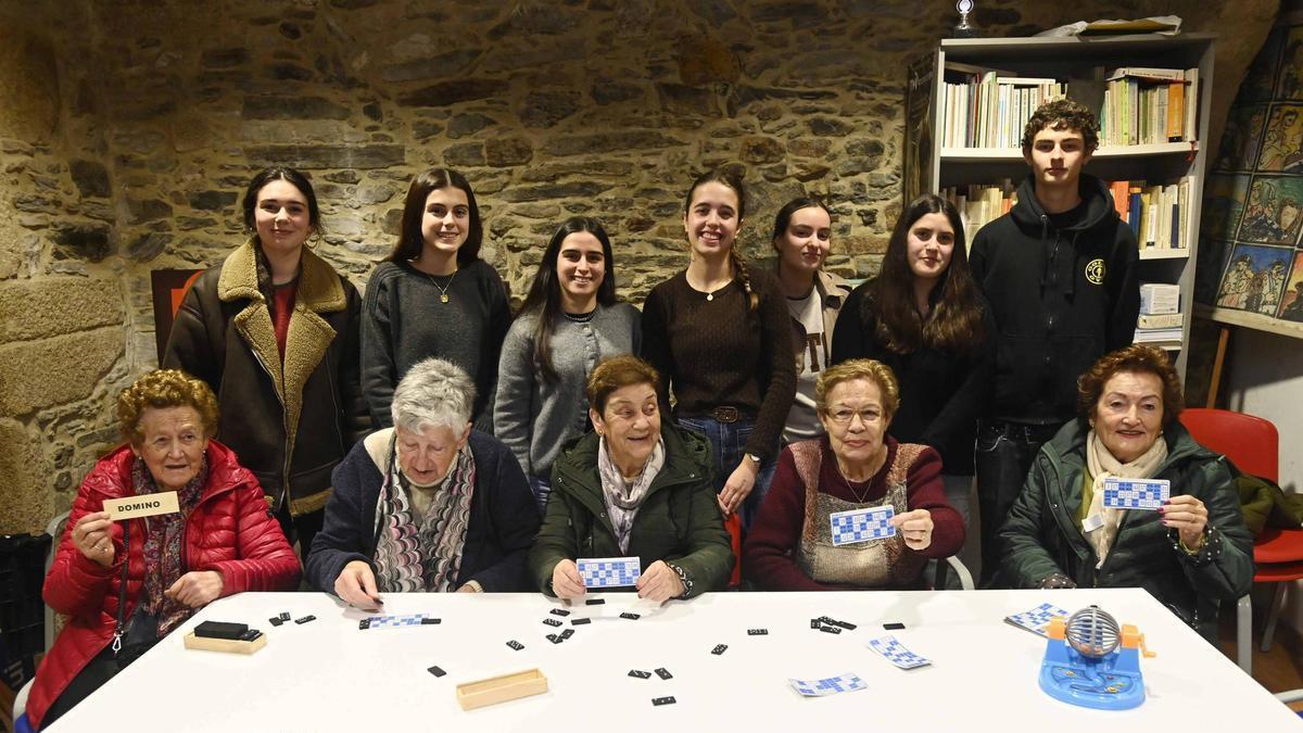 Los martes a las 6 de la tarde voluntarios y usuarios se reúnen en el Colegio Apóstol para conversar, jugar y combatir la soledad
