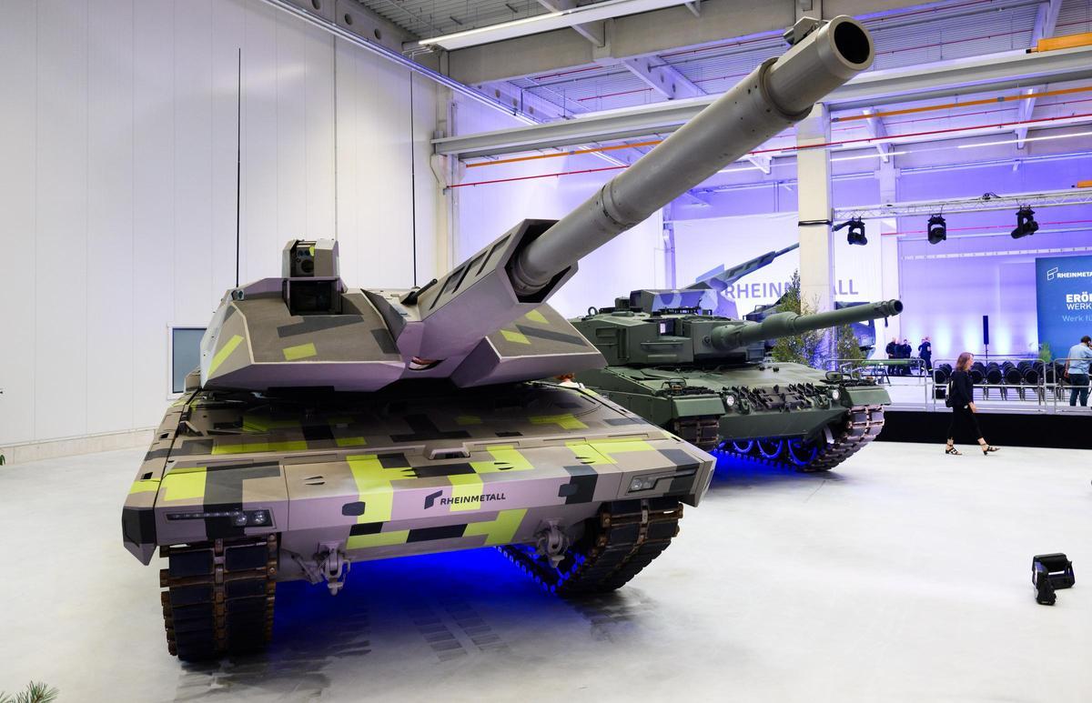 Unterlüß: Panzer Panther KF51 (l) und Leopard stehen im neuen Artilleriewerk von Rheinmetall.
