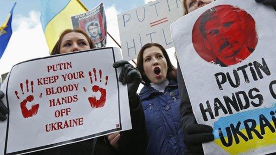 Manifestantes en contra de Putin, en Bruselas.