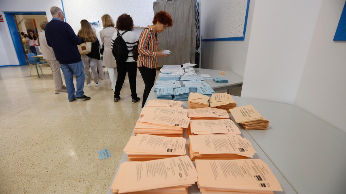 Una mesa electoral preparada con varias papeletas