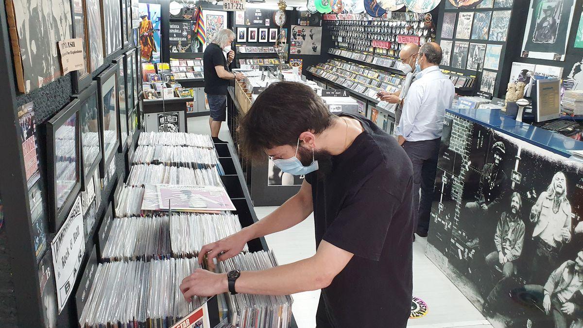 Clientes, en una tienda de discos.