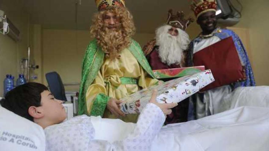 Los Reyes Magos visitan a los niños del Materno