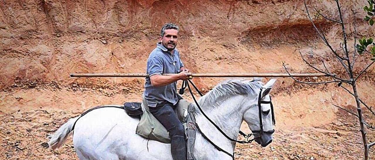 El ganadero Daniel Ramos vigila a uno de sus toros en su finca de Borriol.