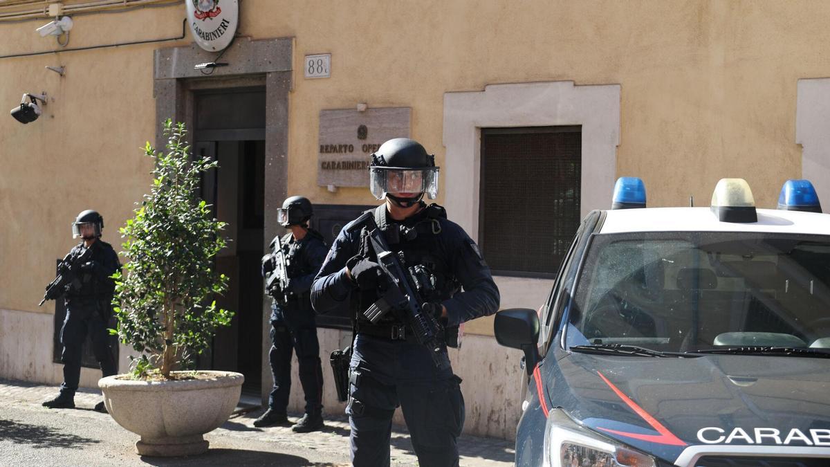 Espías con ‘pizzini’ y teléfonos en microondas: la justicia italiana descubre una red que vendía secretos a Moscú