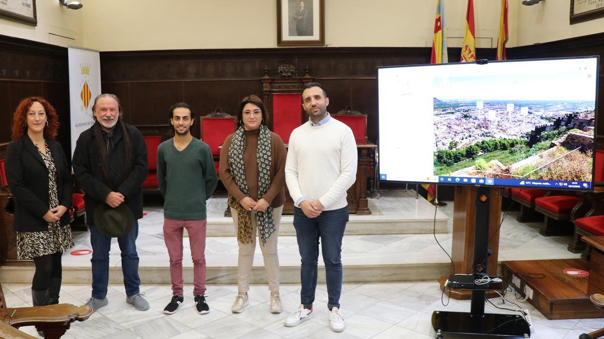 Autoridades y asistentes a la presentación del mirador.