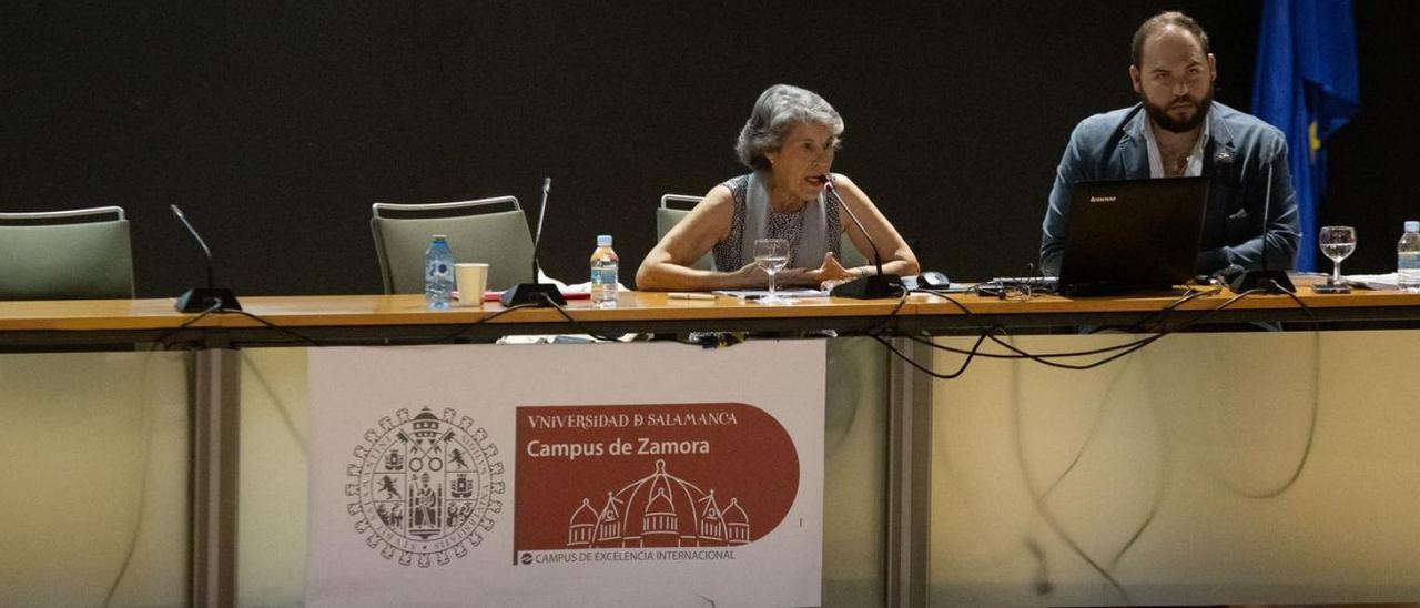 María Jesús Otero, durante su charla sobre la tragedia de Ribadelago, en el Campus Viriato. | Ana Burrieza