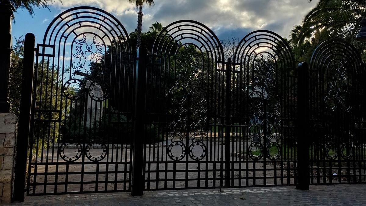 Puertas del parque de l'Alquenència cerrado en enero en una jornada de fuerte viento.