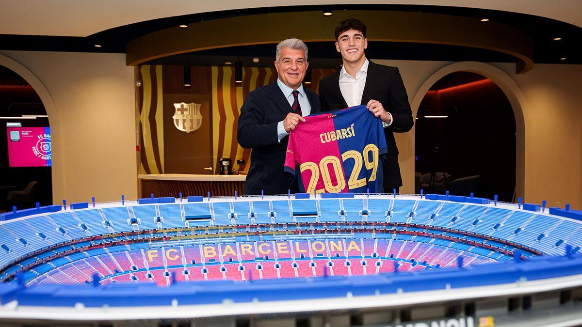 Pau Cubarsí renueva con el Barça por dos temporadas más