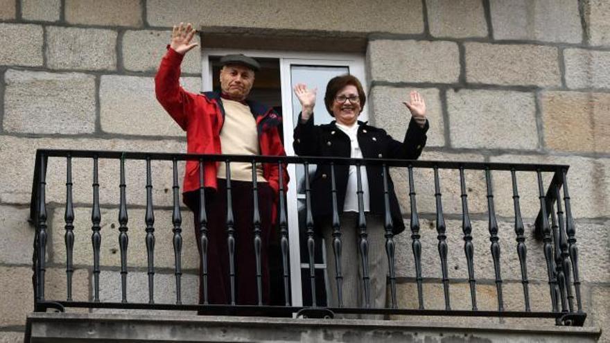 ¡Vivan los novios! Sinda y Ceferino celebran sus bodas de oro desde el balcón