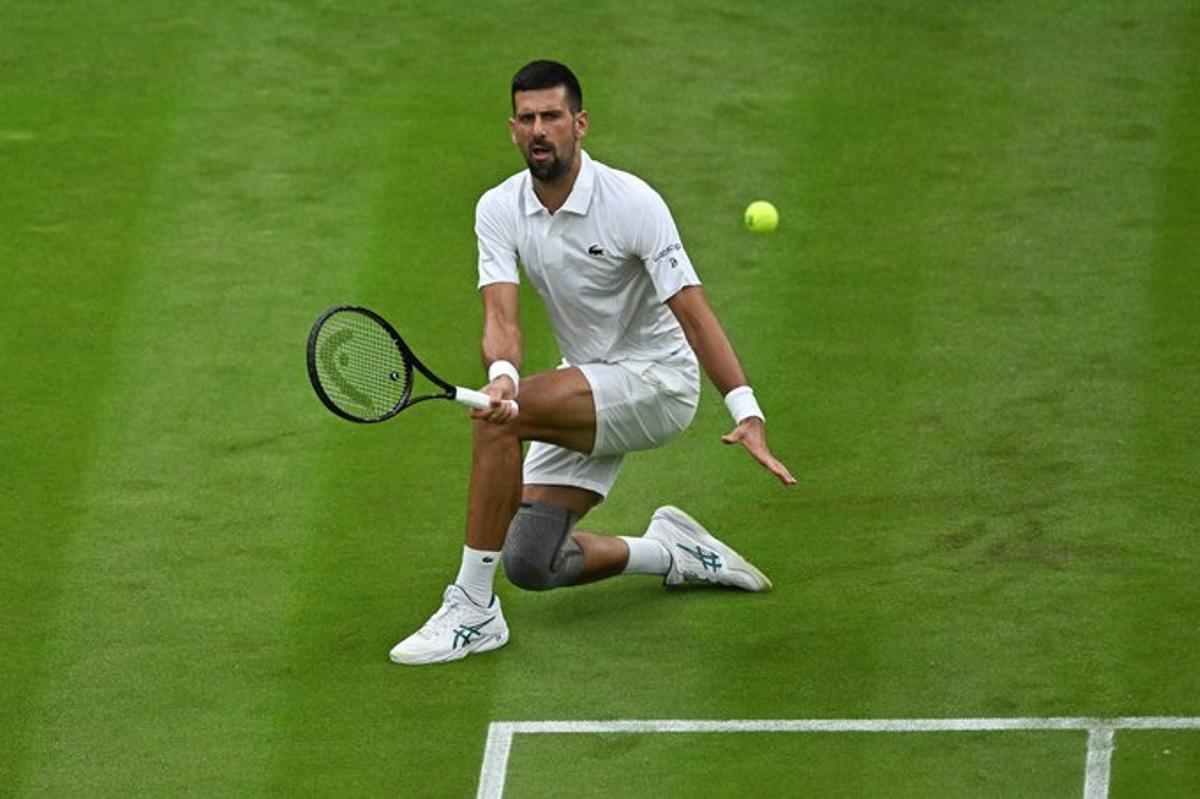 Djokovic devuelve una volea.