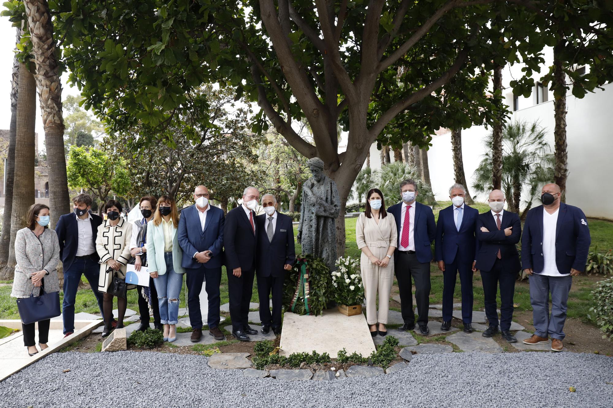 Ofrenda floral al monumento de Ibn Gabirol en Málaga