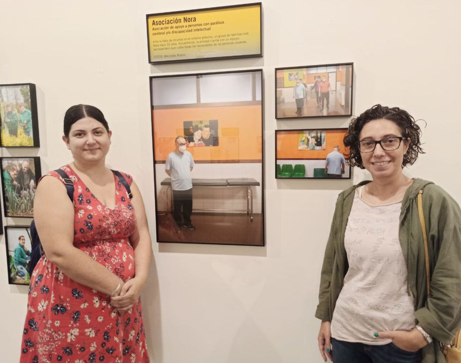 Patricia Suárez y Tatiana Llorente, ante algunas de las fotografías. | S. ARIAS