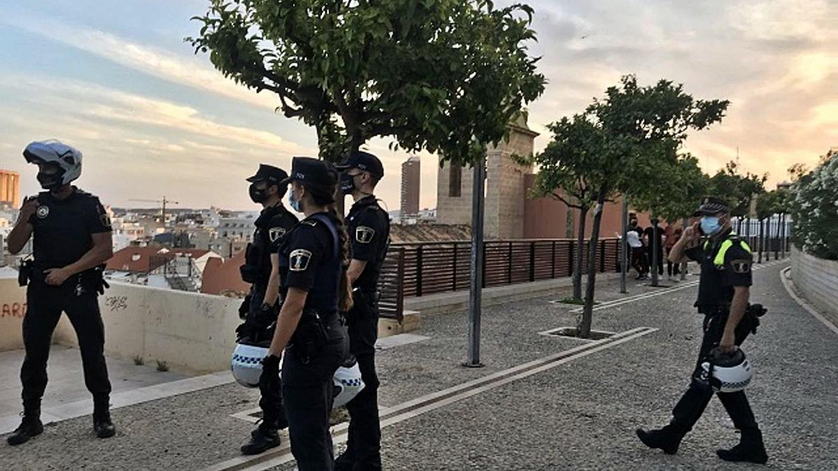 Agentes de la Policía Local de Alicante patrullando en moto de noche. | INFORMACIÓN