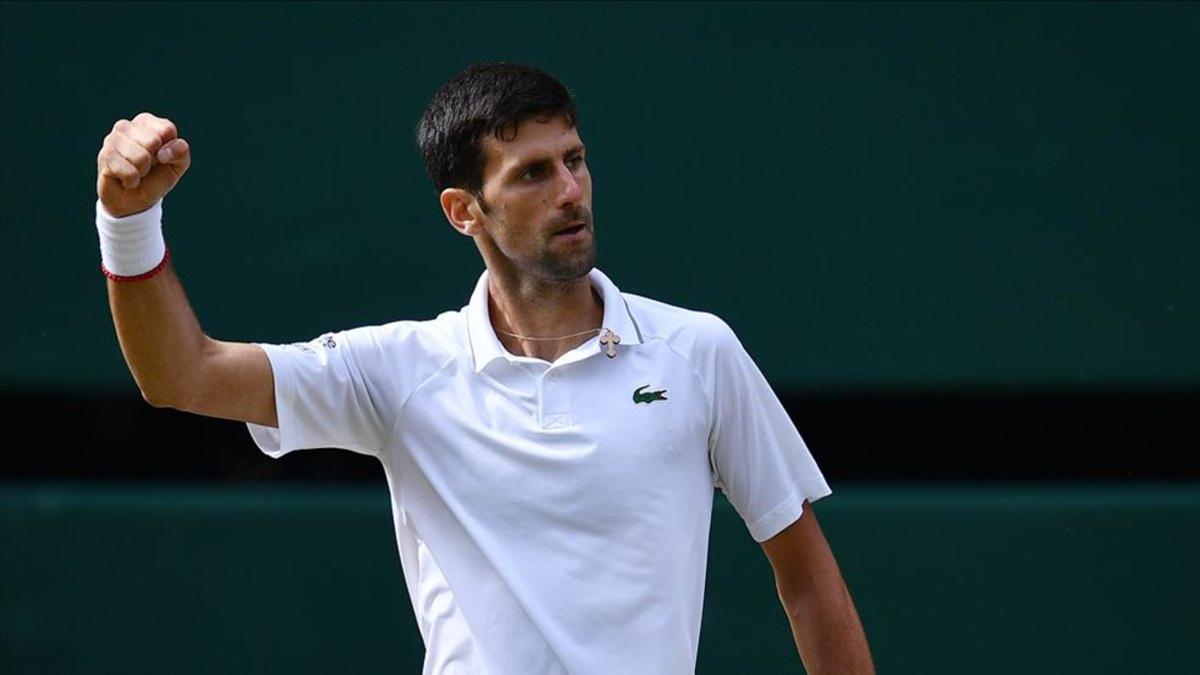 Djokovic celebrando un punto en la final de Wimbledon contra Federer