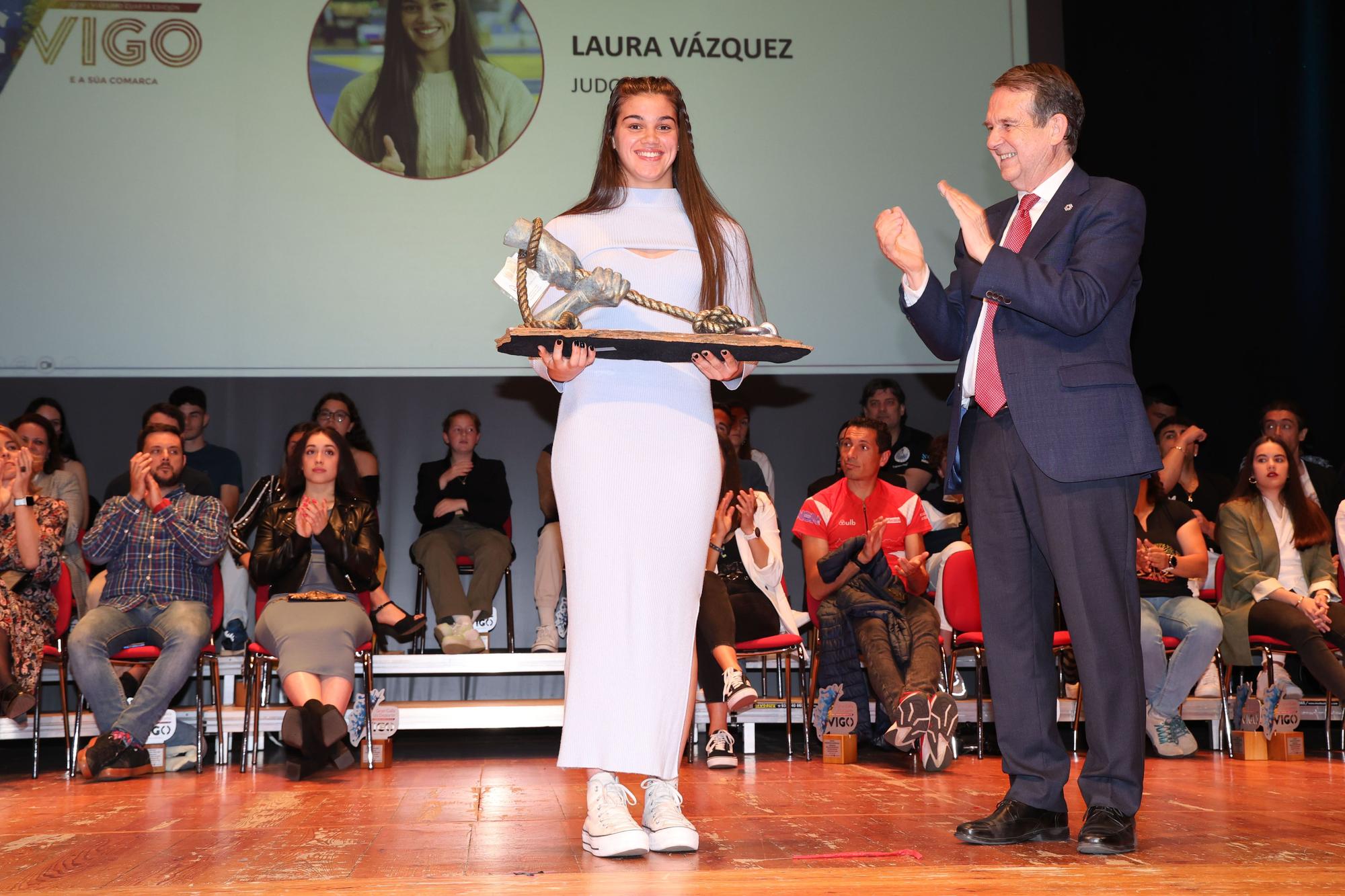 Laura Vázquez, con su premio de mejor deportista junto al alcalde Abel Caballero