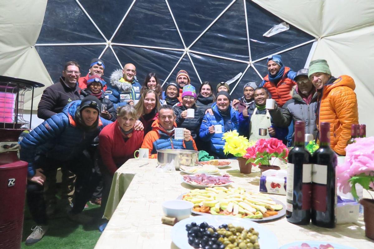 Montañeros lucentinos junto al equipo y Alex Txkon celebrando la Noche Buena.