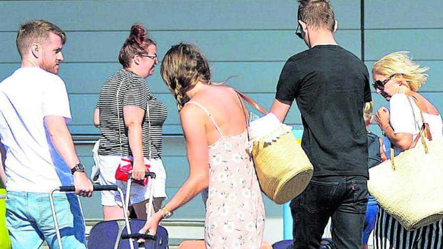 Turistas extranjeros en el aeropuerto.