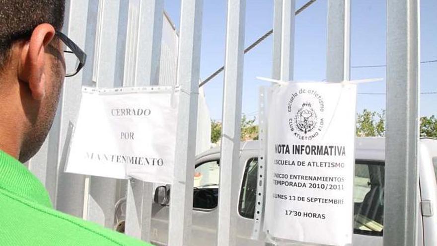 Un cartel indica a la entrada de la pista que está cerrada por mantenimiento.