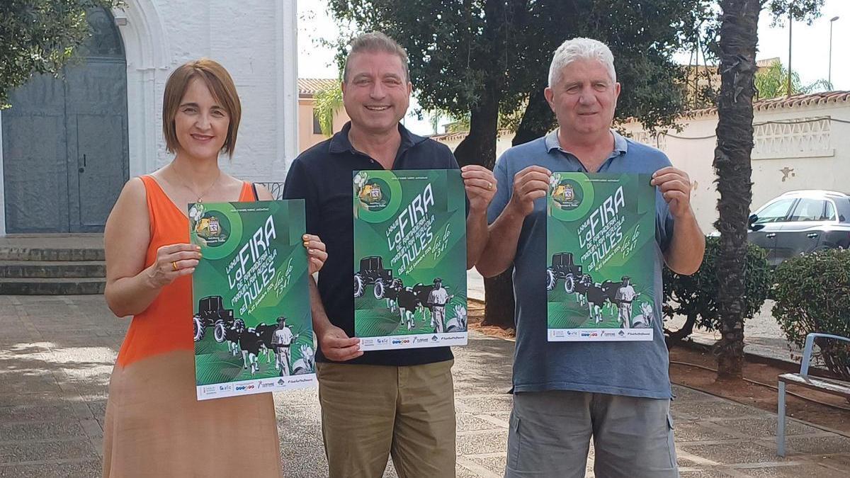 El concejal de Agricultura, junto a dos integrantes de la organización.