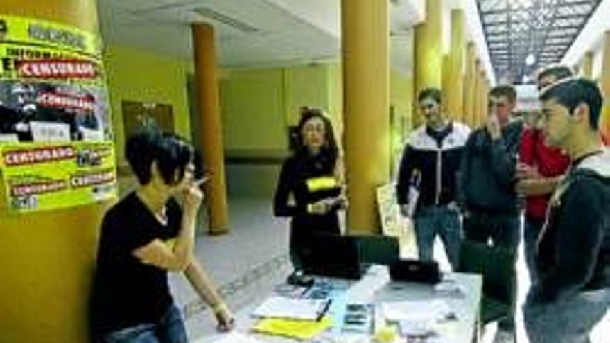 Amnistía Internacional recoge en Cáceres más de 200 firmas en favor del Nobel de la Paz
