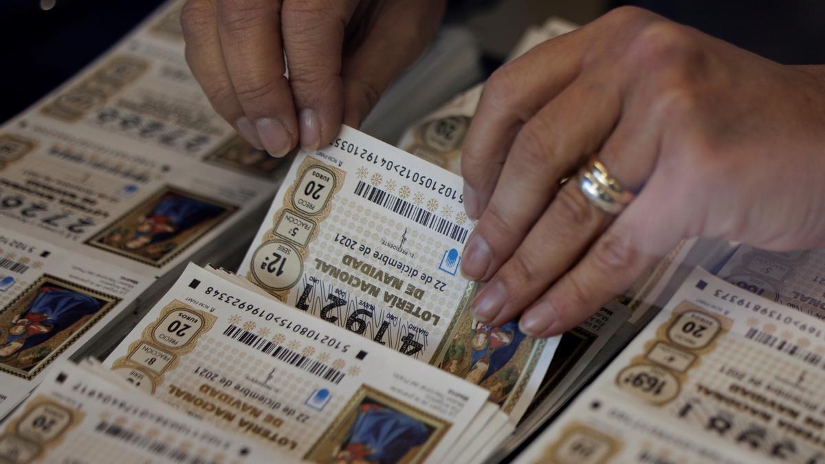 Una persona comprando lotería de Navidad