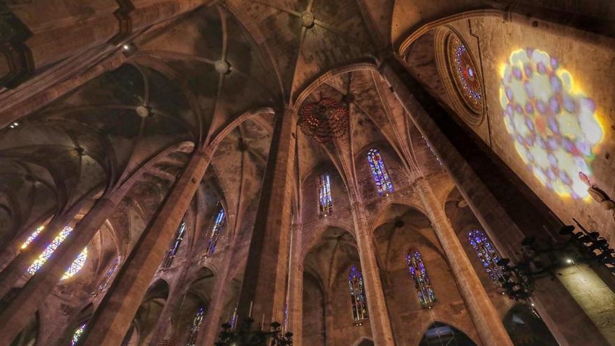 (VÍDEO) 'Festa de la Llum' | Más de un millar de personas han contemplado el excepcional efecto lumínico en la Catedral de Mallorca