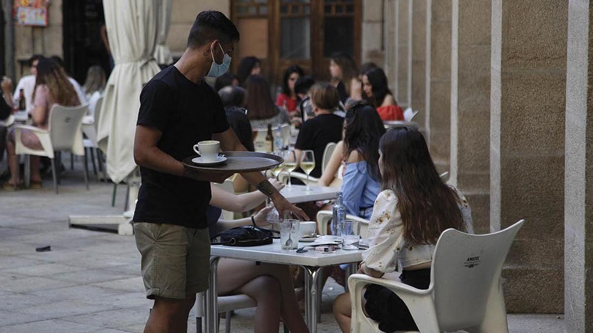 Un camarero con mascarilla en una terraza, en una imagen de archivo.