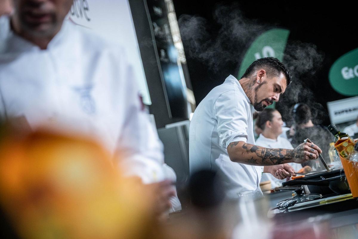 Chefs realizan una demostración en GatroCanarias.