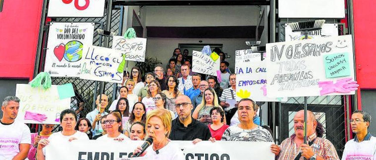 Miembros del grupo de mujeres Trabajadoras del Hogar Maresía y del área de Empleo de Cáritas Diocesana de Canarias durante la lectura del manifiesto. | | JUAN CASTRO