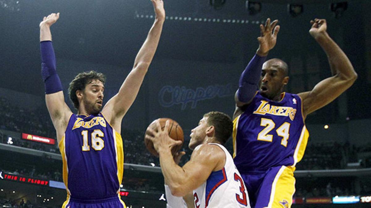 Pau Gasol y Kobe Bryant tratan de impedir que Blake Griffin enceste