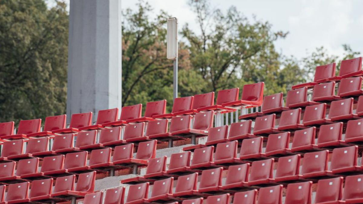 Una nova filera de cadires
ajuda a ampliar la capacitat
de l’estadi.  girona fc