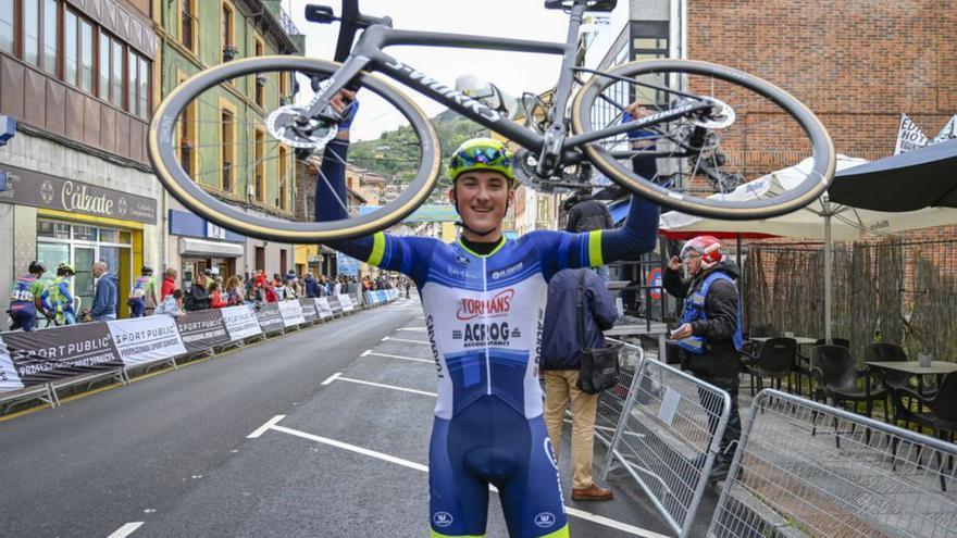 El belga Axel van den Broek gana en Moreda en la Vuelta Montaña Central en la que se miden los mejores junior del mundo