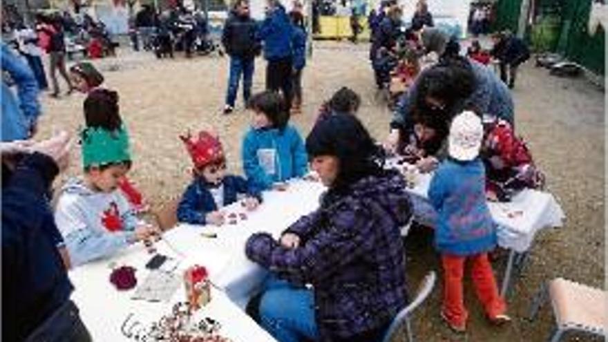 Una trobada de les famílies del centre al pati de l&#039;equipament.