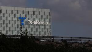 Archivo - Fachada de la sede de Telefónica